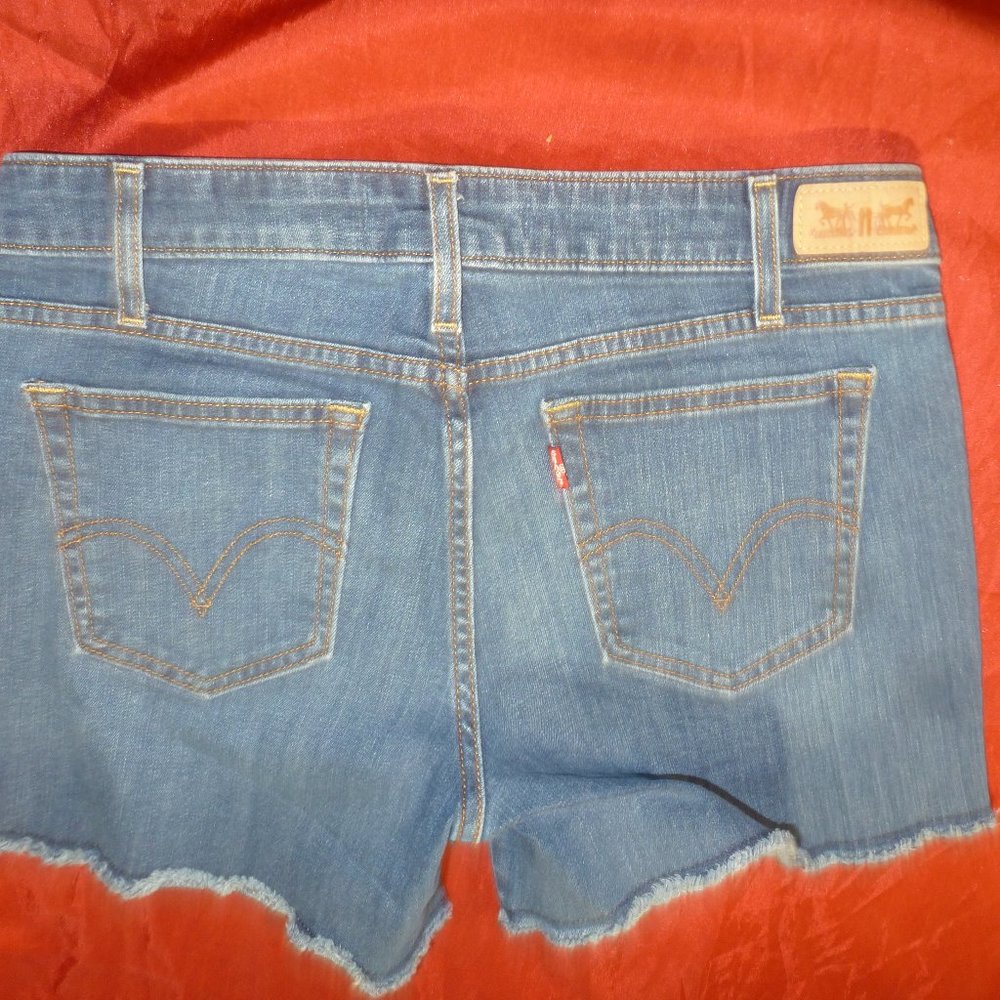 Must have Levi's Women's Raw Hem High Rise Shorts Sz 8